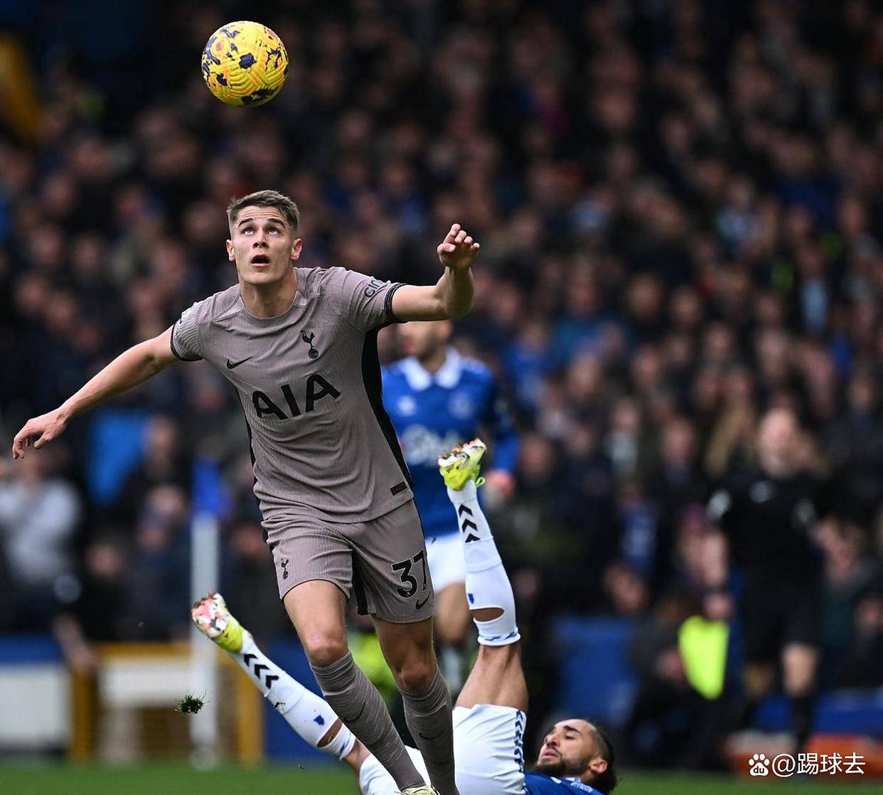 爱游戏-里程碑夜！比利亚雷亚尔篮板制胜，社区盾今夜刷纪录，气氛紧张，身体对抗强度拉满的简单介绍