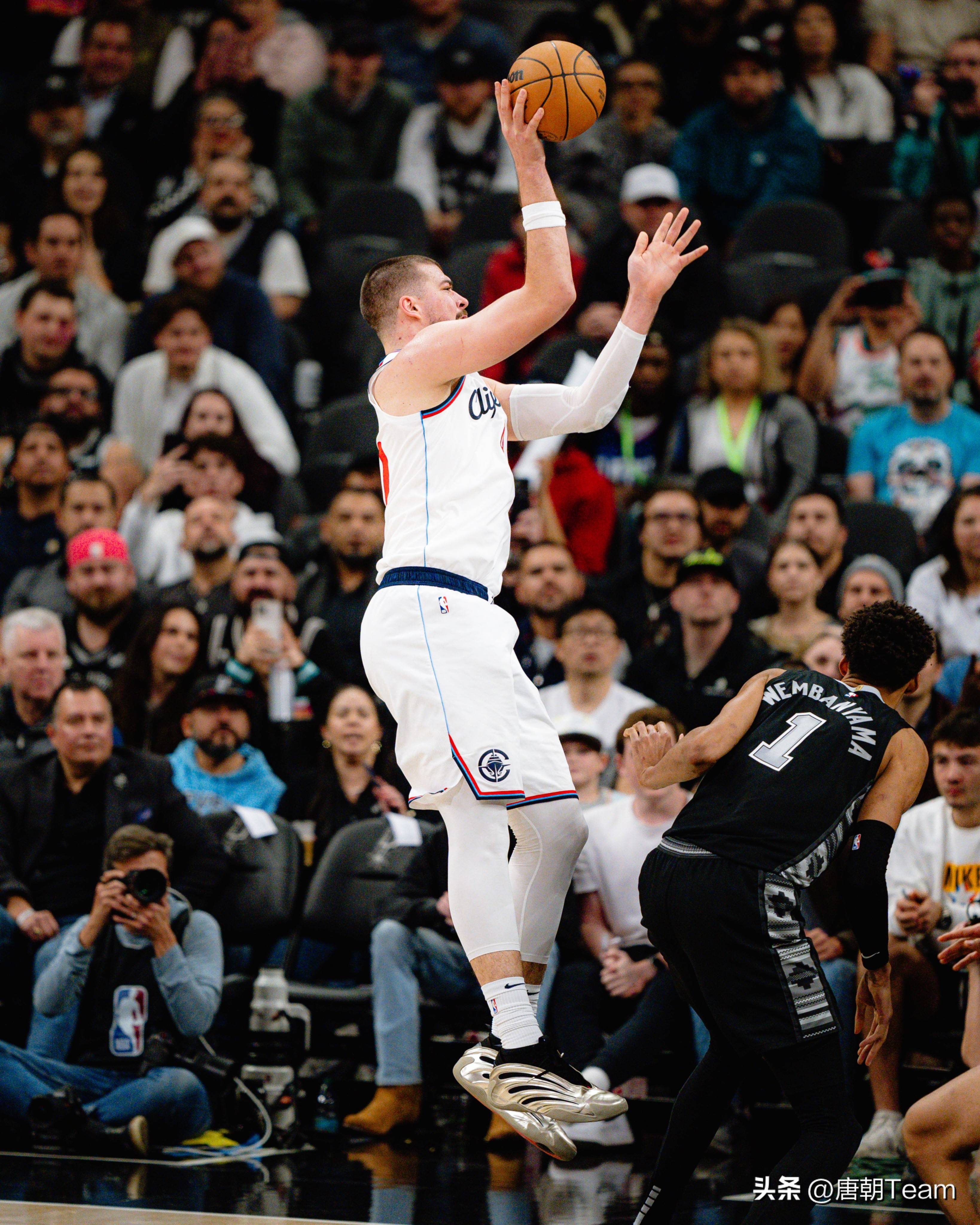 清晨体能课后,洛杉矶快船更衣室发声备战欧篮联,气氛紧张,赛程密集仍需轮换 清晨体能课后,洛杉矶快船更衣室发声备战欧篮联,气氛紧张,赛程密集仍需轮换